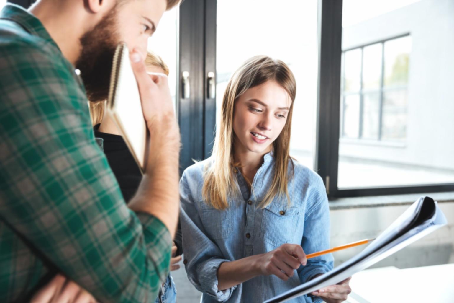 Séance de travail collaborative sur analyse financière
