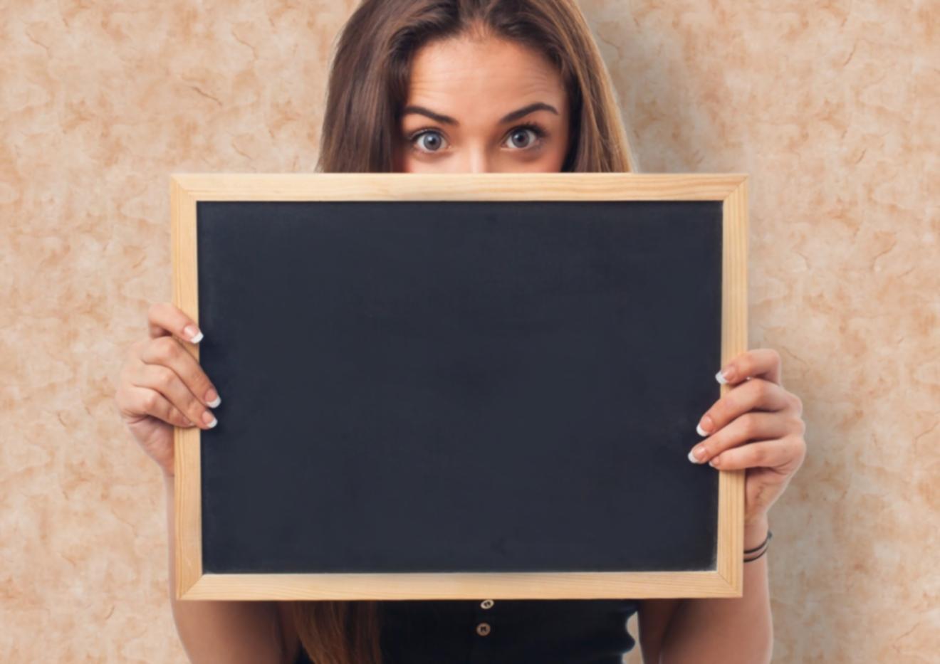 Espace de travail avec documents financiers et analyses